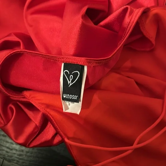 Windsor women’s size small backless red satin dress - Picture 3 of 3